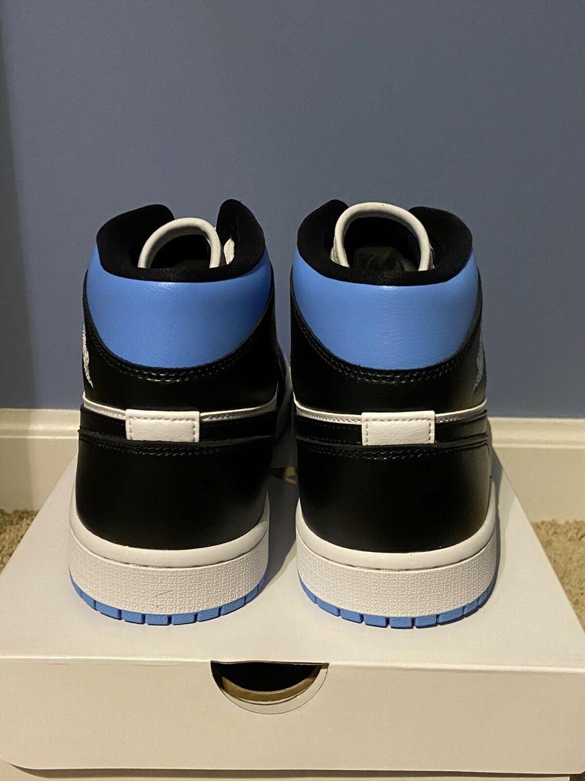 Wmns Air Jordan 1 Mid 'Black / White / University Blue'